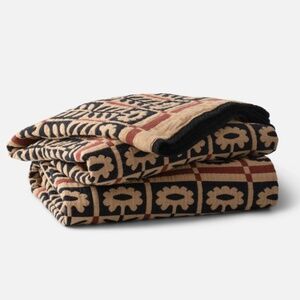 ISO Schoolhouse Stillwater floral quilt in black, king